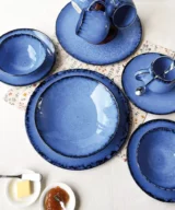 blauw serviesgoed handgemaakt keramiek