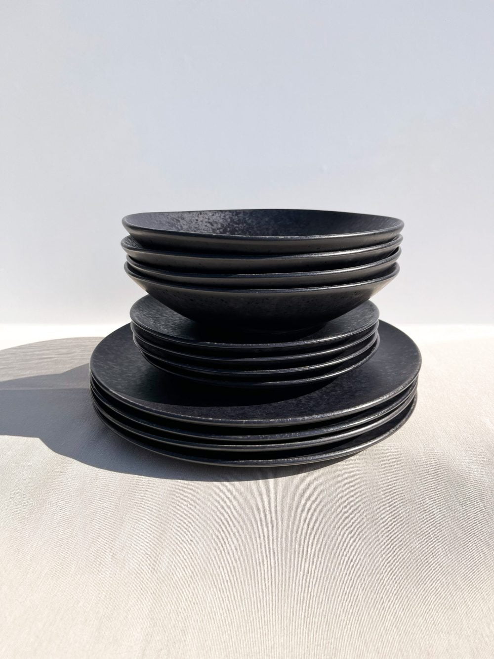 zwarte servies set pastaborden - black stone -handgemaakt keramiek - modern portugees servies bij UNRO