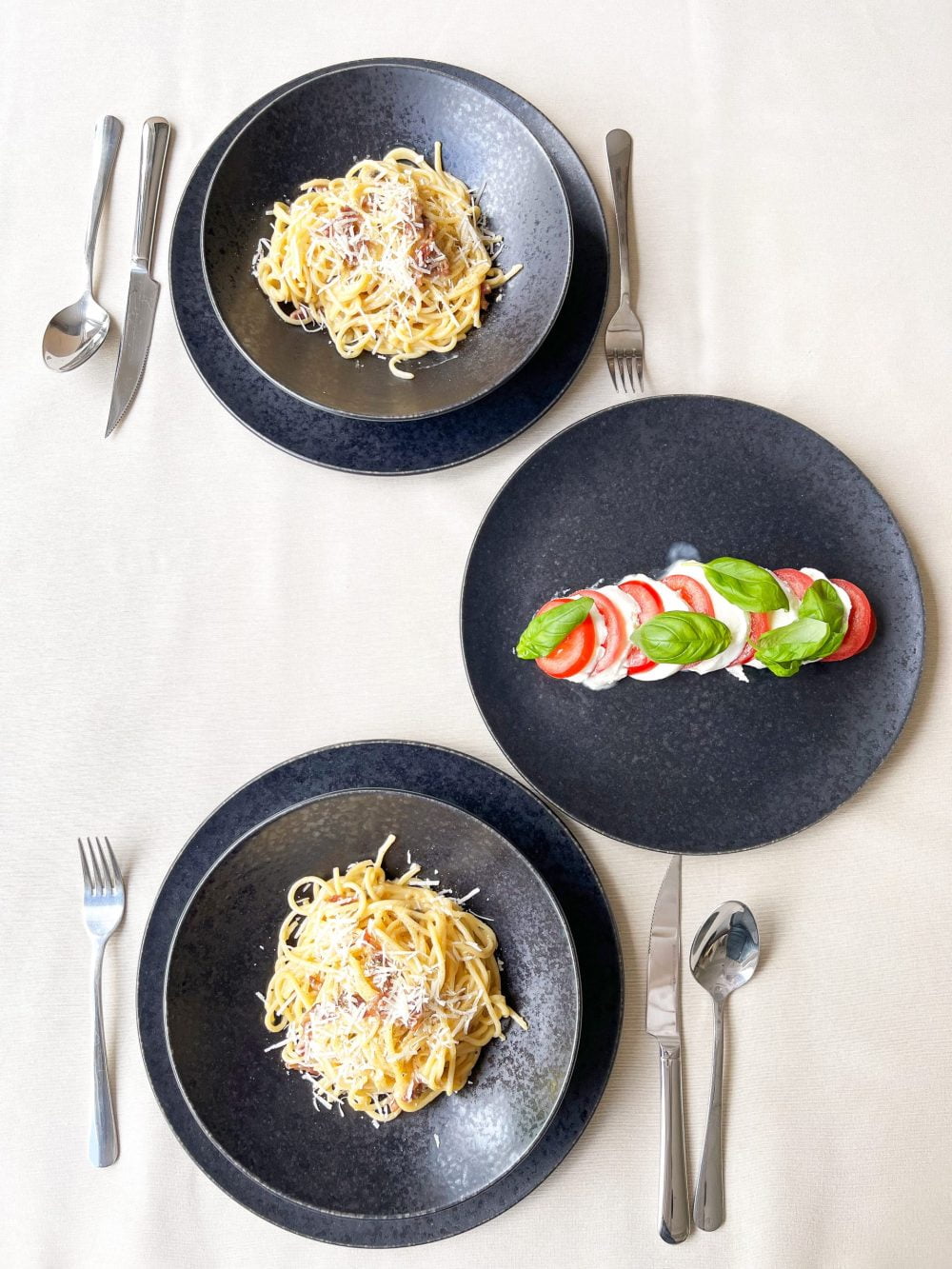 Black pasta plates and dinner plates UNRO