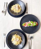 Black pasta plates and dinner plates UNRO