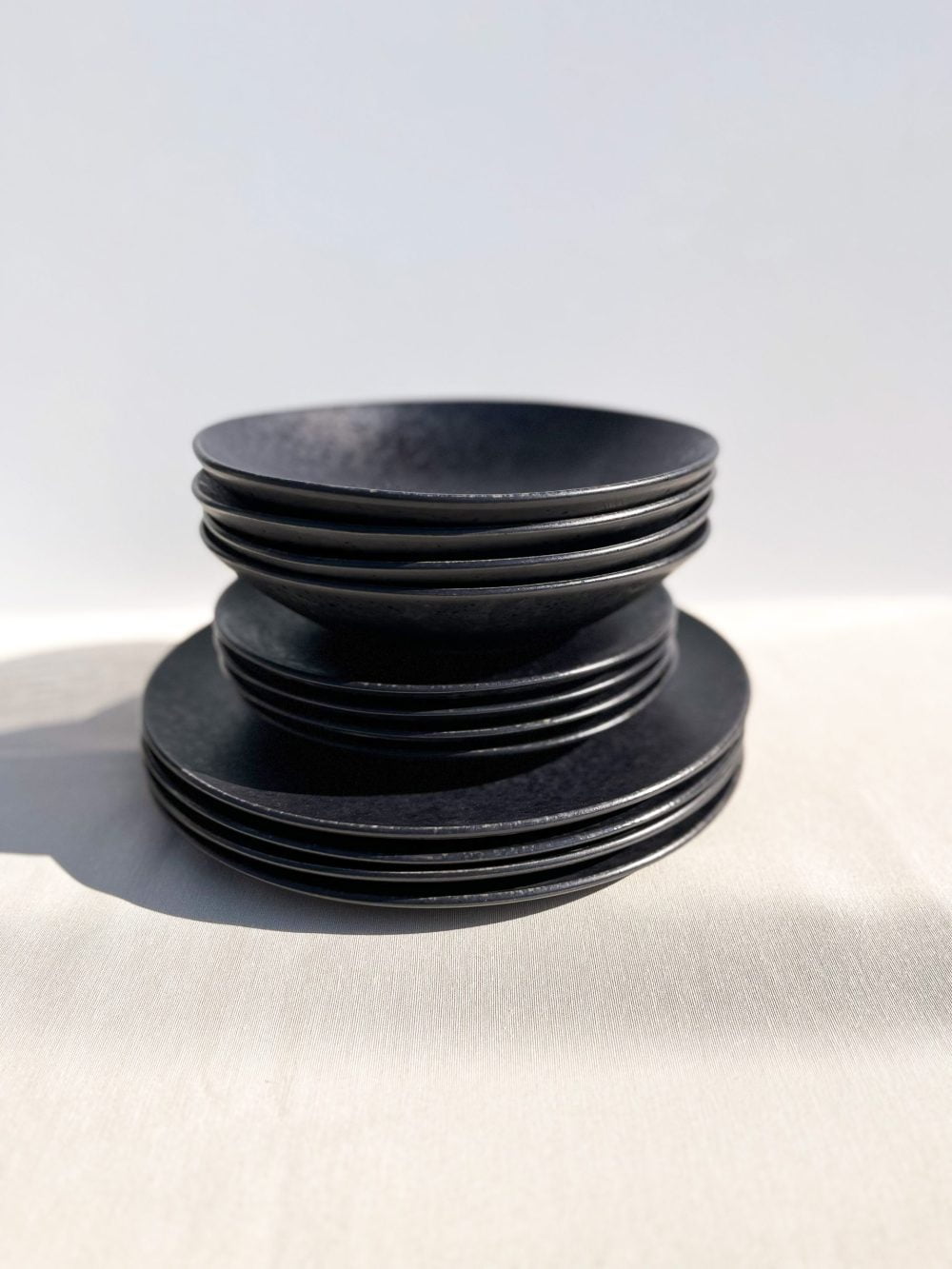 zwarte servies set pastaborden - black stone -handgemaakt keramiek - modern portugees servies bij UNRO